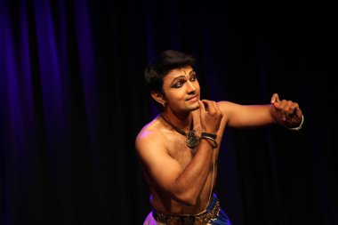 Erkek bir bharatnatyam dansçısı 27 Ekim 2019 'da Shukra Hall, Bengaluru' da sahne alır.