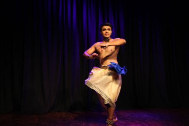 Erkek bir bharatnatyam dansçısı 27 Ekim 2019 'da Shukra Hall, Bengaluru' da sahne alır.