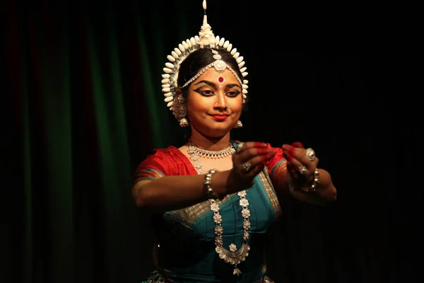 Kadın bir Odissi dansçısı 27 Ekim 2019 'da Shukra Hall, Bengaluru' da sahne alır.