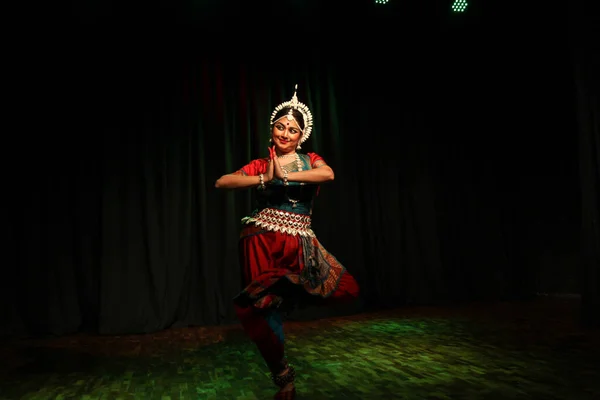 Танцівниця Осдіссі Виступає Жовтня 2019 Року Залі Шукра Бенґалуру — стокове фото