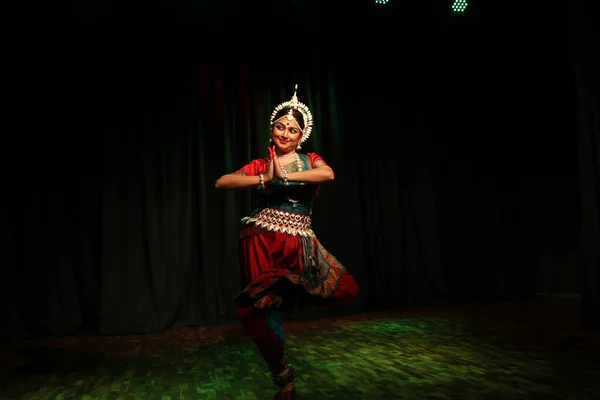 Una Bailarina Odissi Femenina Actúa Octubre 2019 Shukra Hall Bengaluru — Foto de Stock