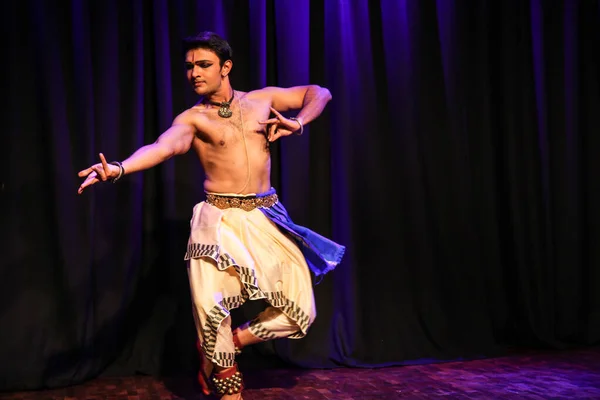 Erkek bir bharatnatyam dansçısı 27 Ekim 2019 'da Shukra Hall, Bengaluru' da sahne alır.