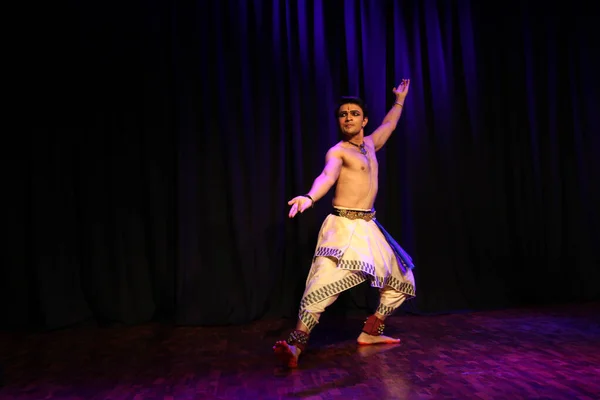 Erkek bir bharatnatyam dansçısı 27 Ekim 2019 'da Shukra Hall, Bengaluru' da sahne alır.