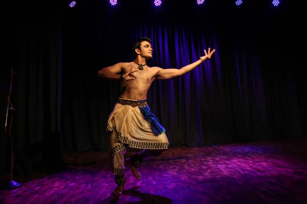 Erkek bir bharatnatyam dansçısı 27 Ekim 2019 'da Shukra Hall, Bengaluru' da sahne alır.