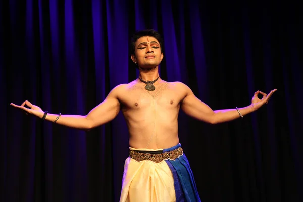 Erkek bir bharatnatyam dansçısı 27 Ekim 2019 'da Shukra Hall, Bengaluru' da sahne alır.