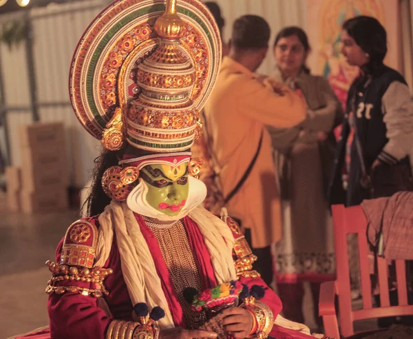 Bengaluru, INDIA 6 Nisan: Kathakali sanatçısı makyajı 16 Nisan 2019 tarihinde Seva sadan 'da Kathakali resital etkinliğinde