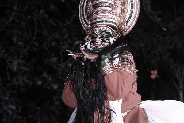 Bengaluru, INDIA 6 Nisan: Kathakali sanatçısı 16 Nisan 2019 tarihinde Seva sadan 'da Kathakali resital etkinliğinde performans sergiledi