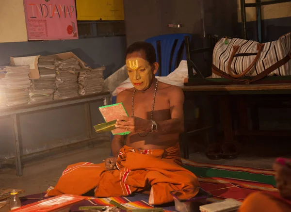 Bengaluru, INDIA 6 Nisan: Kathakali sanatçısı makyajı 16 Nisan 2019 tarihinde Seva sadan 'da Kathakali resital etkinliğinde