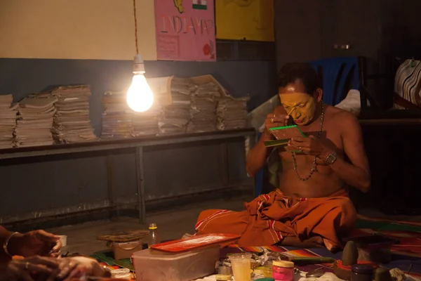 Bengaluru, INDIA 6 Nisan: Kathakali sanatçısı makyajı 16 Nisan 2019 tarihinde Seva sadan 'da Kathakali resital etkinliğinde