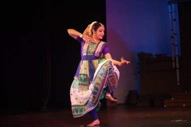 Bengaluru, INDIA 6 Nisan: Sattriya sanatçısı 16 Nisan 2019 tarihinde Seva sadan 'da Sattriya resital etkinliğinde sahne aldı.