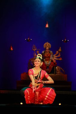 26 Aralık 2016 'da Bengaluru' daki Sevasadan Hall 'da düzenlenen Bharatnatyam resital etkinliğinde yetenekli bir dansçı söz sahibi..