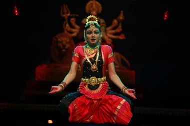 26 Aralık 2016 'da Bengaluru' daki Sevasadan Hall 'da düzenlenen Bharatnatyam resital etkinliğinde yetenekli bir dansçı söz sahibi..