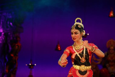 26 Aralık 2016 'da Bengaluru' daki Sevasadan Hall 'da düzenlenen Bharatnatyam resital etkinliğinde yetenekli bir dansçı söz sahibi..