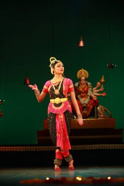 26 Aralık 2016 'da Bengaluru' daki Sevasadan Hall 'da düzenlenen Bharatnatyam resital etkinliğinde yetenekli bir dansçı söz sahibi..