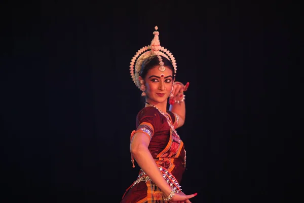 Bengaluru, INDIA 6 Nisan: Odissi sanatçısı 16 Nisan 2019 tarihinde Seva sadan 'da Odissi resital etkinliğinde sahne aldı.