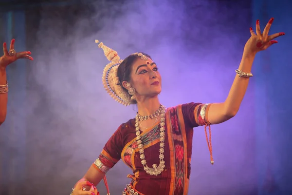 Bengaluru, INDIA 6 Nisan: Odissi sanatçısı 16 Nisan 2019 tarihinde Seva sadan 'da Odissi resital etkinliğinde sahne aldı.