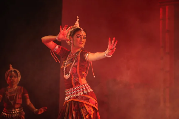Bengaluru, INDIA 6 Nisan: Odissi sanatçısı 16 Nisan 2019 tarihinde Seva sadan 'da Odissi resital etkinliğinde sahne aldı.
