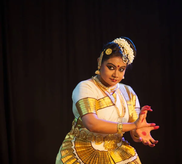 Bengaluru, INDIA 6 Nisan: Mohiniattam sanatçısı 6 Nisan 2019 tarihinde Bharatiya vidya Bhavan 'da Mohiniattam resital etkinliğinde sahne aldı.