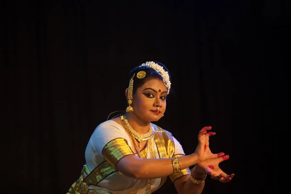 Bengaluru, INDIA 6 Nisan: Mohiniattam sanatçısı 6 Nisan 2019 tarihinde Bharatiya vidya Bhavan 'da Mohiniattam resital etkinliğinde sahne aldı.