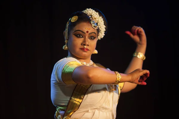 Bengaluru, INDIA 6 Nisan: Mohiniattam sanatçısı 6 Nisan 2019 tarihinde Bharatiya vidya Bhavan 'da Mohiniattam resital etkinliğinde sahne aldı.