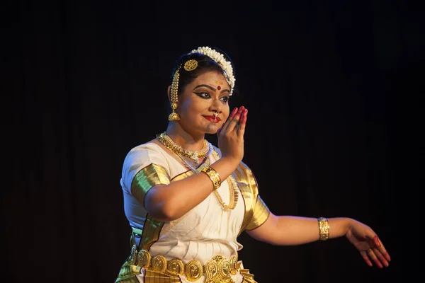 Bengaluru India Abril Mohiniattam Artista Realiza Abril 2019 Bharatiya Vidya — Foto de Stock