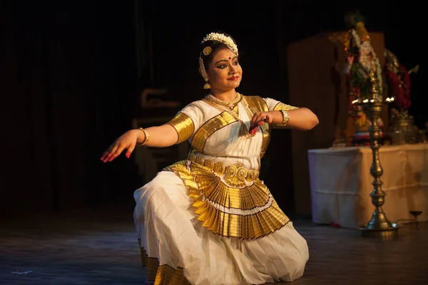 Bengaluru, INDIA 6 Nisan: Mohiniattam sanatçısı 6 Nisan 2019 tarihinde Bharatiya vidya Bhavan 'da Mohiniattam resital etkinliğinde sahne aldı.
