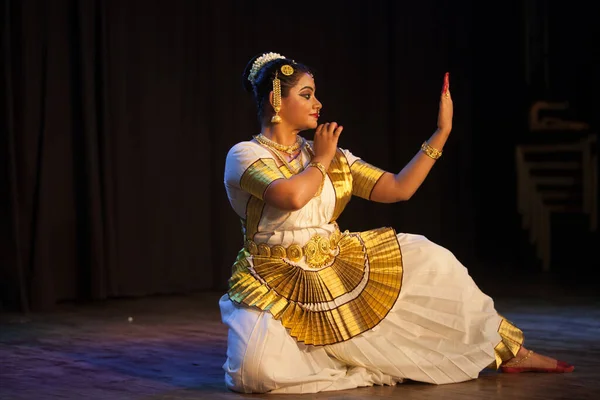 Bengaluru India Aprile Artista Mohiniattam Esibisce Aprile 2019 Bharatiya Vidya — Foto Stock