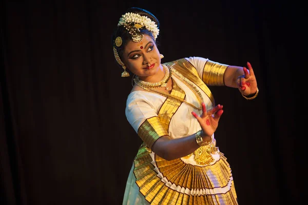 Bengaluru, INDIA 6 Nisan: Mohiniattam sanatçısı 6 Nisan 2019 tarihinde Bharatiya vidya Bhavan 'da Mohiniattam resital etkinliğinde sahne aldı.