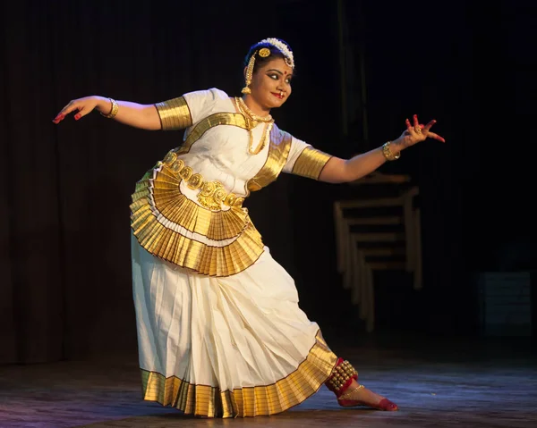Bengaluru, INDIA 6 Nisan: Mohiniattam sanatçısı 6 Nisan 2019 tarihinde Bharatiya vidya Bhavan 'da Mohiniattam resital etkinliğinde sahne aldı.