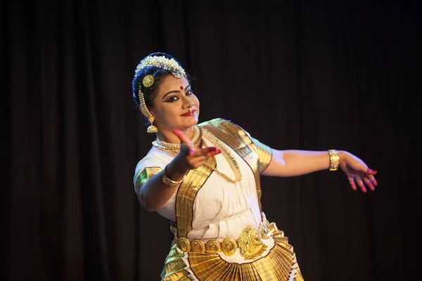 Bengaluru India Abril Mohiniattam Artista Realiza Abril 2019 Bharatiya Vidya — Foto de Stock