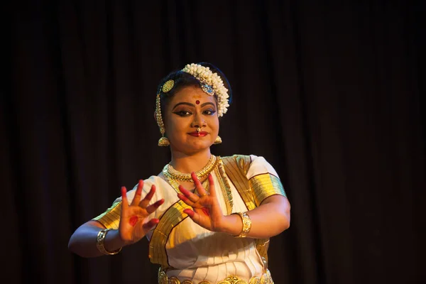 Bengaluru, INDIA 6 Nisan: Mohiniattam sanatçısı 6 Nisan 2019 tarihinde Bharatiya vidya Bhavan 'da Mohiniattam resital etkinliğinde sahne aldı.
