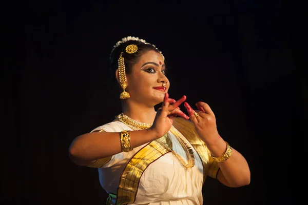 Bengaluru, INDIA 6 Nisan: Mohiniattam sanatçısı 6 Nisan 2019 tarihinde Bharatiya vidya Bhavan 'da Mohiniattam resital etkinliğinde sahne aldı.