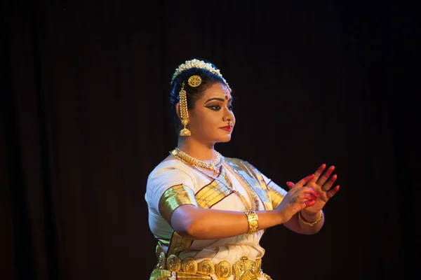 Bengaluru, INDIA 6 Nisan: Mohiniattam sanatçısı 6 Nisan 2019 tarihinde Bharatiya vidya Bhavan 'da Mohiniattam resital etkinliğinde sahne aldı.