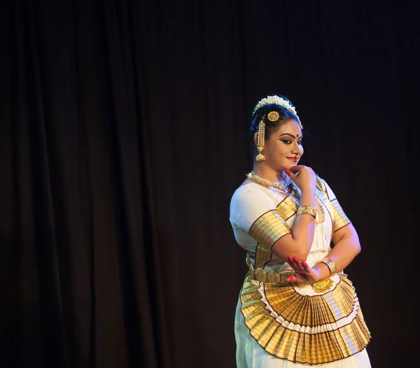 Bengaluru India Abril Mohiniattam Artista Realiza Abril 2019 Bharatiya Vidya — Foto de Stock