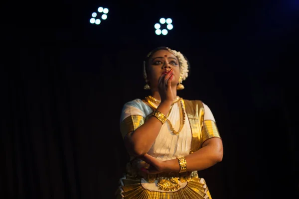 Bengaluru, INDIA 6 Nisan: Mohiniattam sanatçısı 6 Nisan 2019 tarihinde Bharatiya vidya Bhavan 'da Mohiniattam resital etkinliğinde sahne aldı.