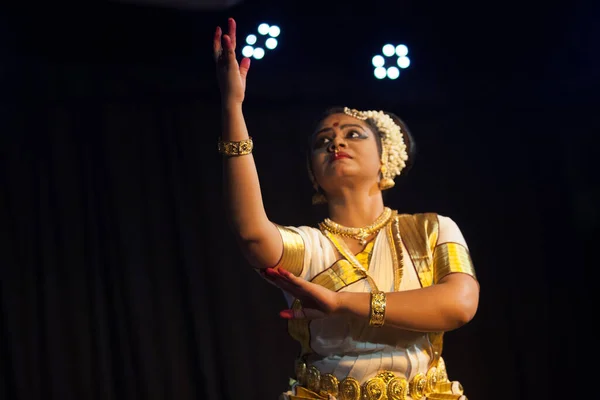 Bengaluru India Kwietnia Artysta Mohiniattam Wystąpi Kwietnia 2019 Roku Bharatiya — Zdjęcie stockowe