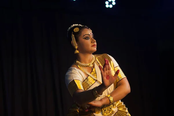 Bengaluru, INDIA 6 Nisan: Mohiniattam sanatçısı 6 Nisan 2019 tarihinde Bharatiya vidya Bhavan 'da Mohiniattam resital etkinliğinde sahne aldı.