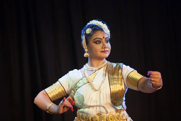 Bengaluru, INDIA 6 Nisan: Mohiniattam sanatçısı 6 Nisan 2019 tarihinde Bharatiya vidya Bhavan 'da Mohiniattam resital etkinliğinde sahne aldı.