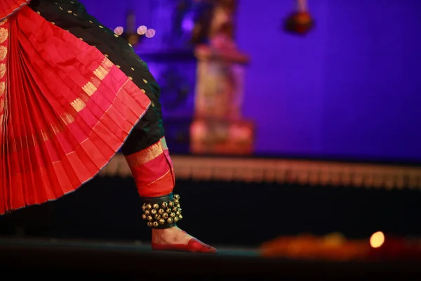 26 Aralık 2016 'da Bengaluru' daki Sevasadan Hall 'da düzenlenen Bharatnatyam resital etkinliğinde yetenekli bir dansçı söz sahibi..