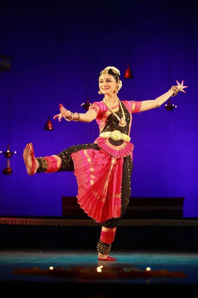 Une Danseuse Talentueuse Produit Lors Récital Bharatnatyam Qui Est Tenu — Photo