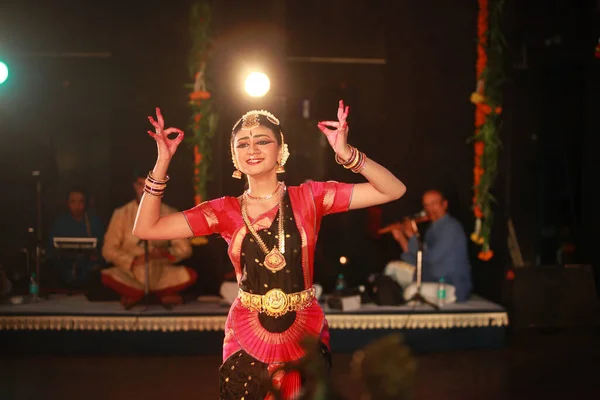 26 Aralık 2016 'da Bengaluru' daki Sevasadan Hall 'da düzenlenen Bharatnatyam resital etkinliğinde yetenekli bir dansçı söz sahibi..