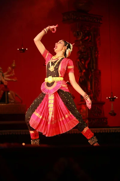 26 Aralık 2016 'da Bengaluru' daki Sevasadan Hall 'da düzenlenen Bharatnatyam resital etkinliğinde yetenekli bir dansçı söz sahibi..