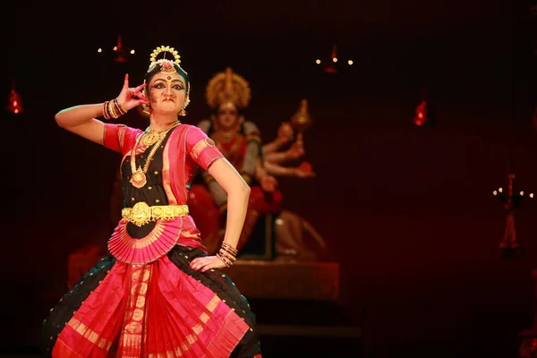 26 Aralık 2016 'da Bengaluru' daki Sevasadan Hall 'da düzenlenen Bharatnatyam resital etkinliğinde yetenekli bir dansçı söz sahibi..