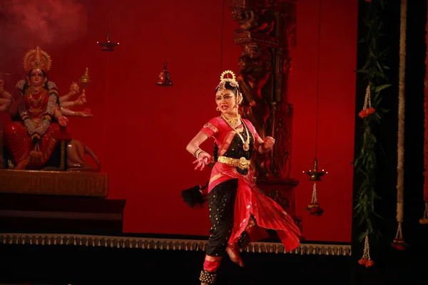 26 Aralık 2016 'da Bengaluru' daki Sevasadan Hall 'da düzenlenen Bharatnatyam resital etkinliğinde yetenekli bir dansçı söz sahibi..