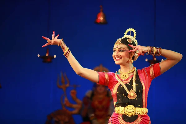 26 Aralık 2016 'da Bengaluru' daki Sevasadan Hall 'da düzenlenen Bharatnatyam resital etkinliğinde yetenekli bir dansçı söz sahibi..