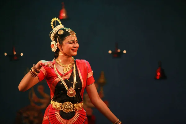 26 Aralık 2016 'da Bengaluru' daki Sevasadan Hall 'da düzenlenen Bharatnatyam resital etkinliğinde yetenekli bir dansçı söz sahibi..