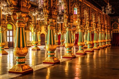 Mysore, Hindistan 'daki Mysore Sarayı' nın güzel renkli salonları 11 Kasım 2017