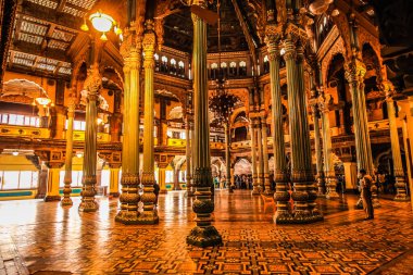 Mysore, Hindistan 'daki Mysore Sarayı' nın güzel renkli salonları 11 Kasım 2017