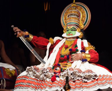 Bengaluru, INDIA 6 Nisan: Kathakali sanatçısı 16 Nisan 2019 tarihinde Seva sadan 'da Kathakali resital etkinliğinde performans sergiledi