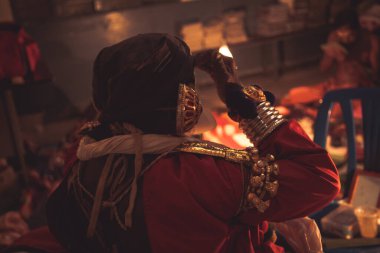 Bengaluru, INDIA 6 Nisan: Kathakali sanatçısı makyajı 16 Nisan 2019 tarihinde Seva sadan 'da Kathakali resital etkinliğinde